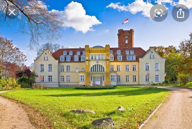 Schloss Lelkendorf Apartment Ulrichshusen Maisonette Fewo Mecklenburger Seenplatte Mit Dachterrasse Naehe Ostsee Esterno foto